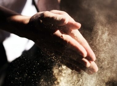 main dans la poussière